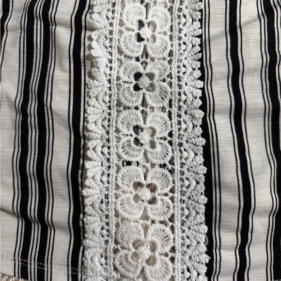 Chic Striped Off-Shoulder Blouse with Lace - Picture 3 of 5